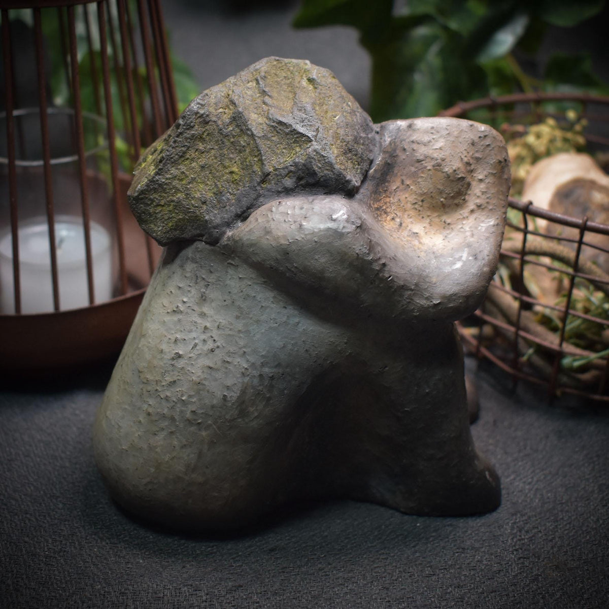 Resilienz Skulptur Ton, Figur Die Last des Lebens tragen, symbolischer Kraftstein, archaische Kunst handgemacht, Mutmacher Geschenk SKU011