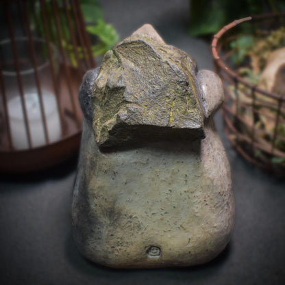 Resilienz Skulptur Ton, Figur Die Last des Lebens tragen, symbolischer Kraftstein, archaische Kunst handgemacht, Mutmacher Geschenk SKU011