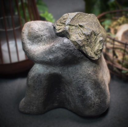 Resilienz Skulptur Ton, Figur Die Last des Lebens tragen, symbolischer Kraftstein, archaische Kunst handgemacht, Mutmacher Geschenk SKU011