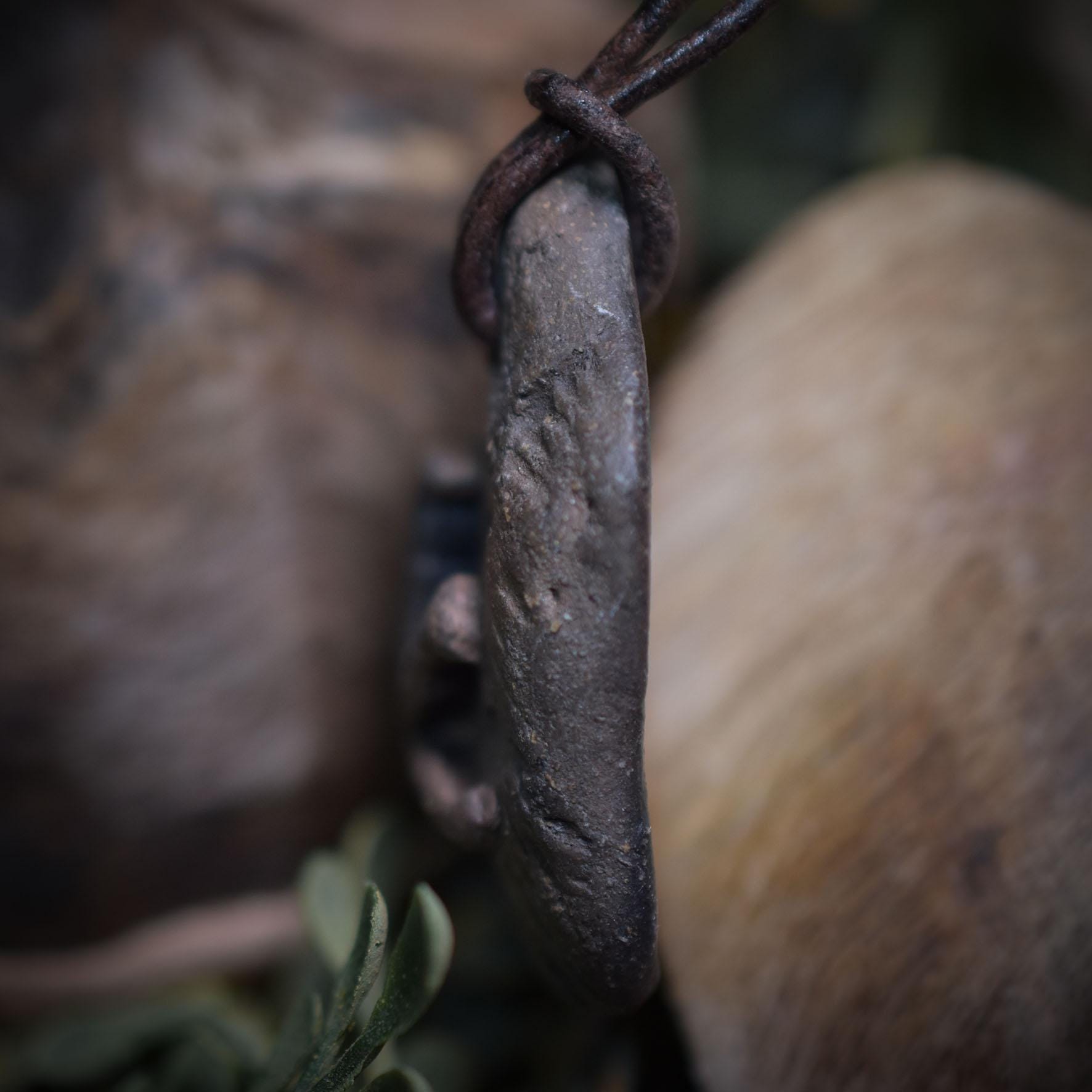 Traditionell gebrannter Ton Glücksbringer Amulett Talisman mit Imbolc Symbol mit Leder- oder Baumwollband