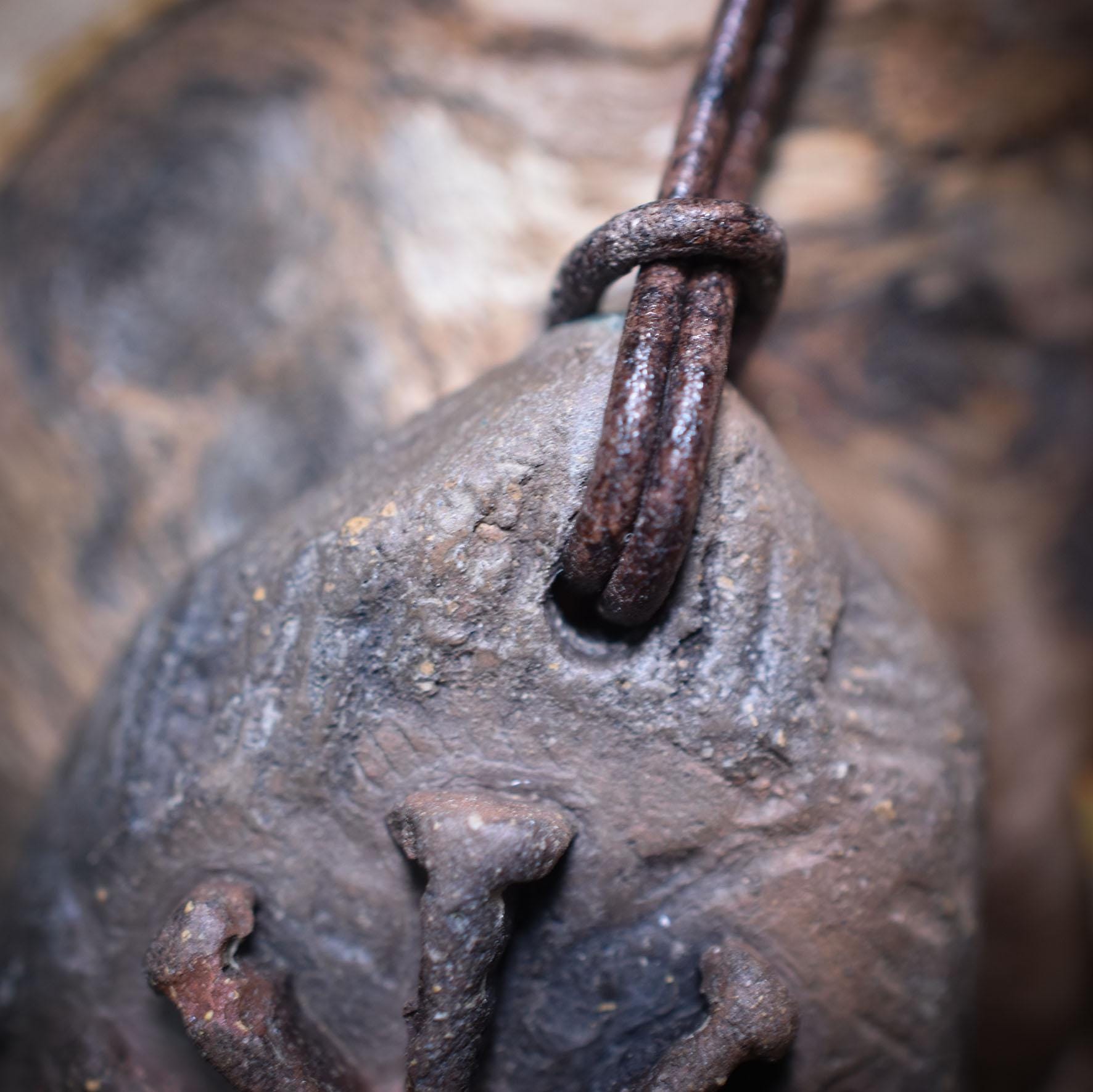 Traditionell gebrannter Ton Glücksbringer Amulett Talisman mit Imbolc Symbol mit Leder- oder Baumwollband Art.Nr.: AMU003