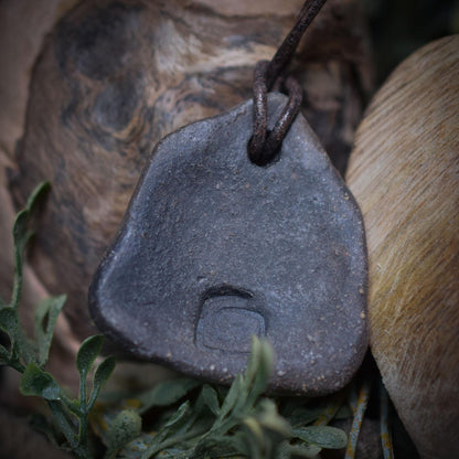 Traditionell gebrannter Ton Glücksbringer Amulett Talisman mit Imbolc Symbol mit Leder- oder Baumwollband Art.Nr.: AMU003