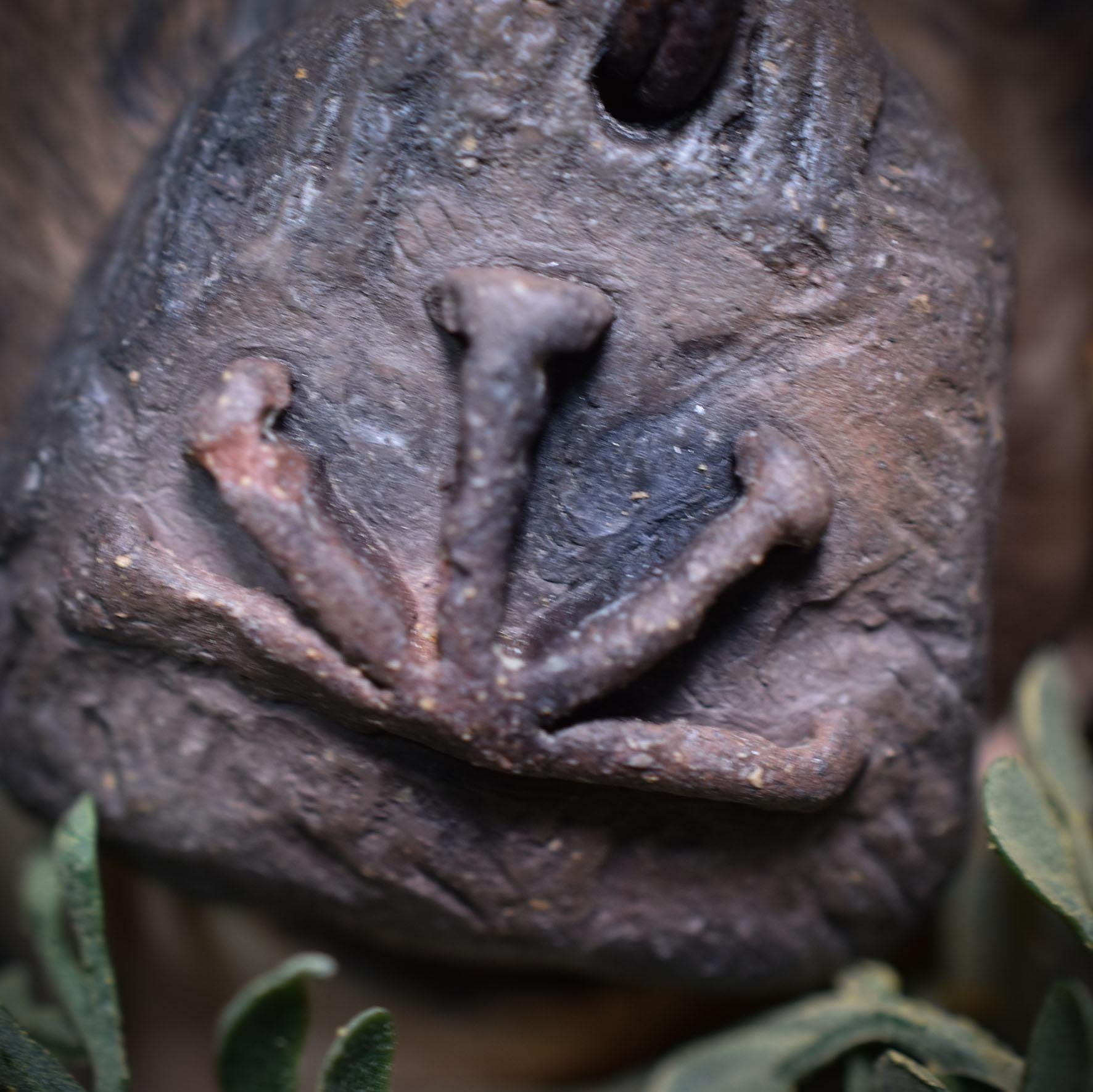 Traditionell gebrannter Ton Glücksbringer Amulett Talisman mit Imbolc Symbol mit Leder- oder Baumwollband