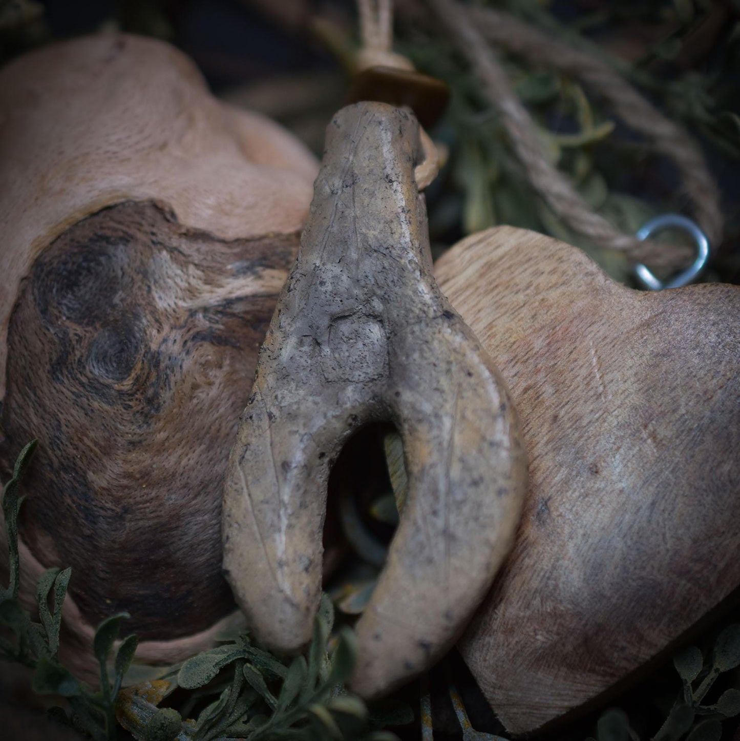 Handgefertigtes Amulett - stilisierte Göttin - Rauchbrandkunst in Ton – Ein rustikales Geschenk der prähistorischen Kunst