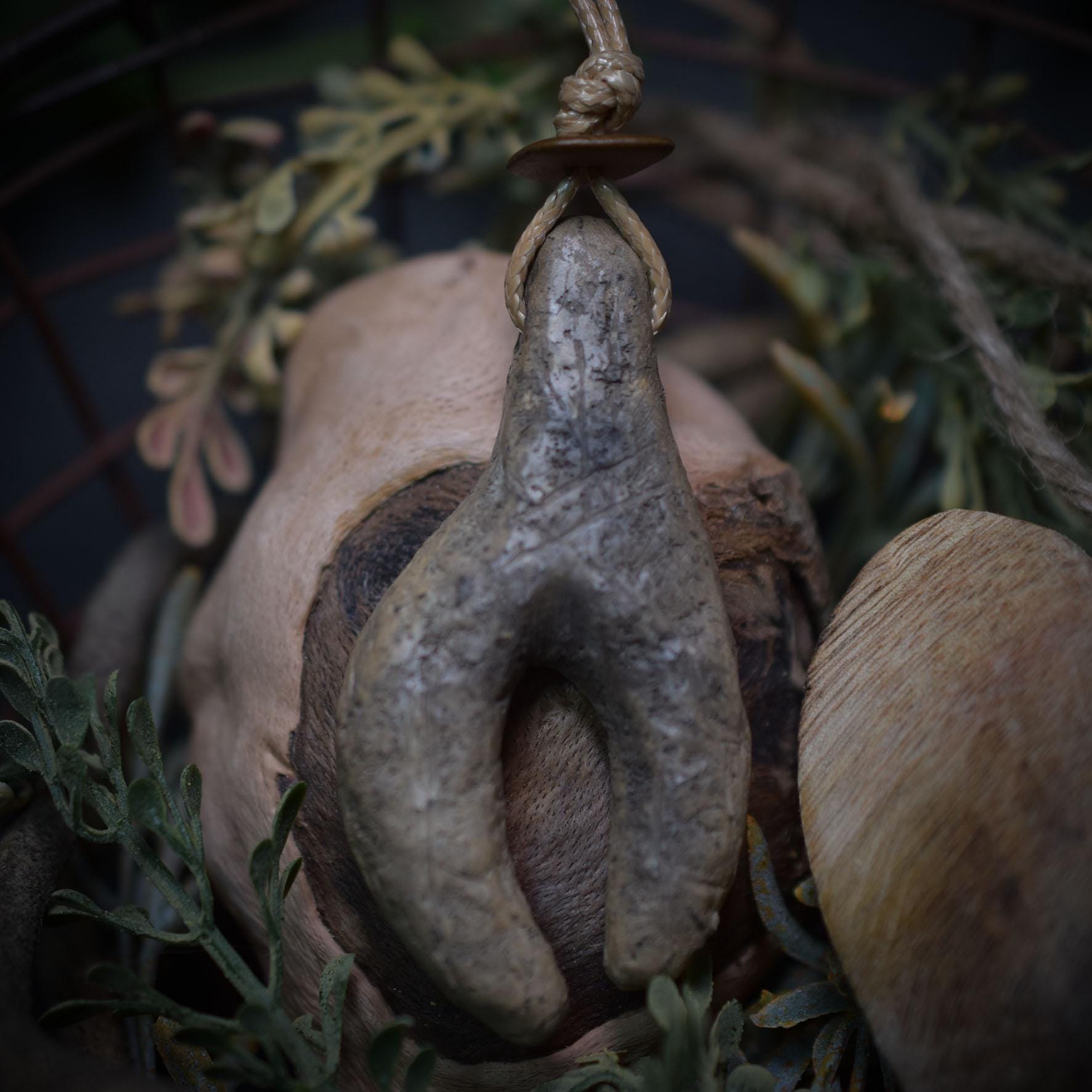 Handgefertigtes Amulett - stilisierte Göttin - Rauchbrandkunst in Ton – Ein rustikales Geschenk der prähistorischen Kunst Art.Nr.: AMU005