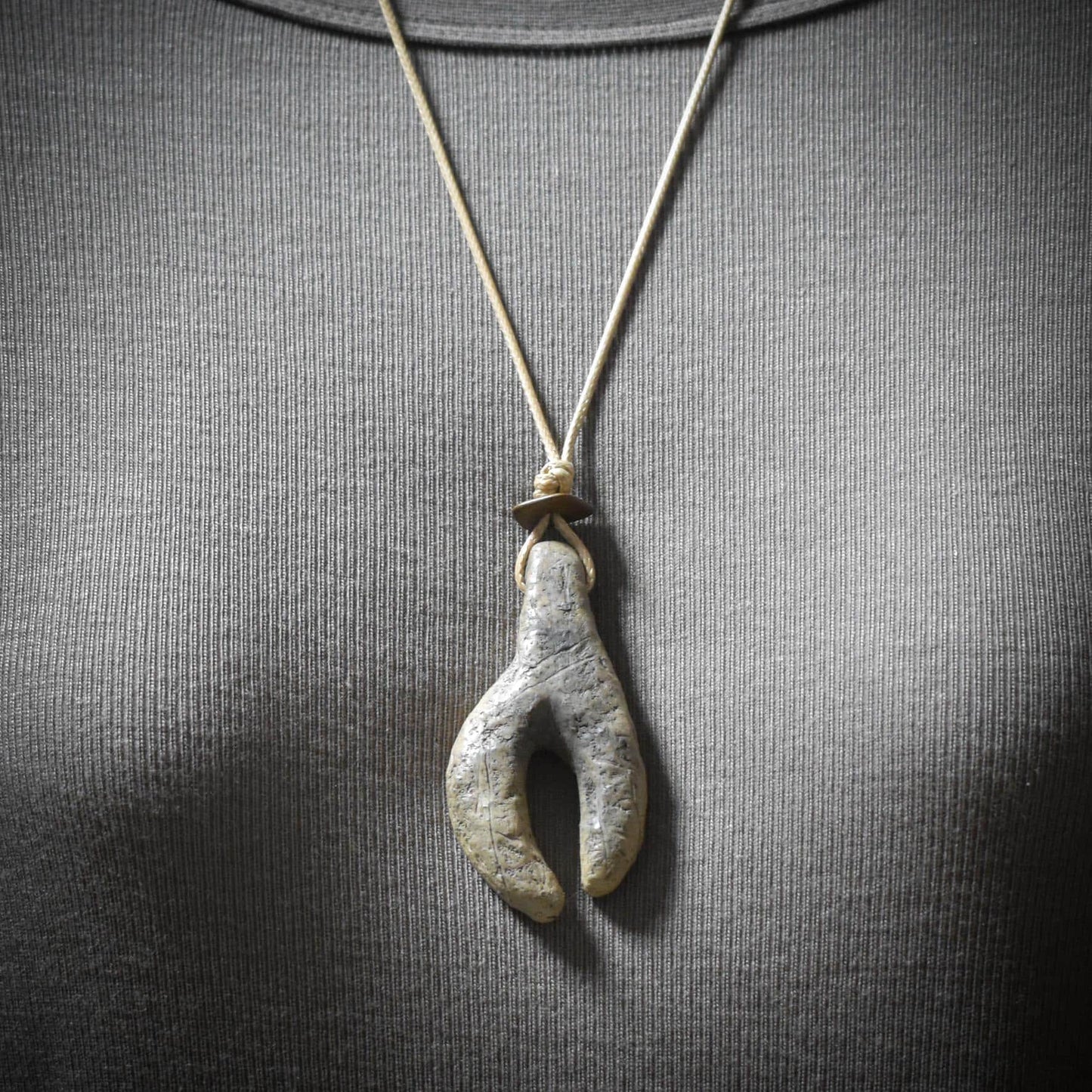 Handgefertigtes Amulett - stilisierte Göttin - Rauchbrandkunst in Ton – Ein rustikales Geschenk der prähistorischen Kunst