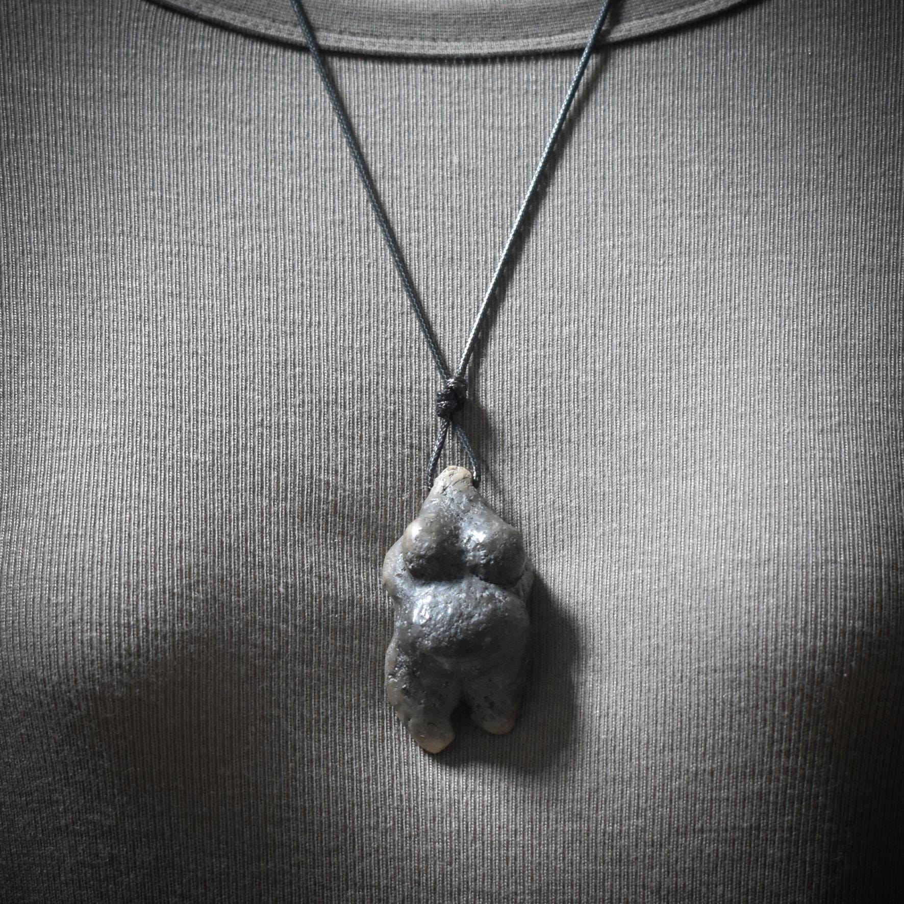 Einzigartiges handgefertigtes Amulett aus Rauchbrand-Ton – Spiritueller Glücksbringer und Fruchtbarkeitsgöttin Anhänger Art.Nr.: AMU006