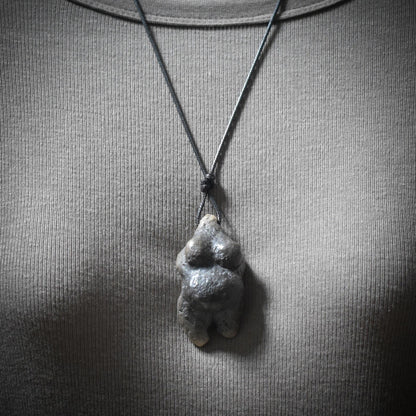 Einzigartiges handgefertigtes Amulett aus Rauchbrand-Ton – Spiritueller Glücksbringer und Fruchtbarkeitsgöttin Anhänger Art.Nr.: AMU006