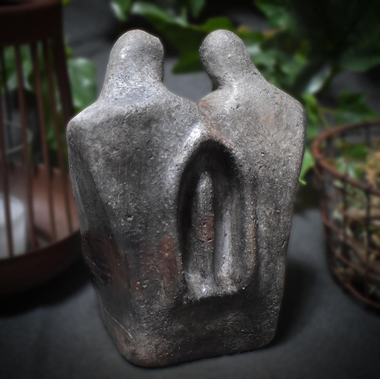 Handgefertigte Ton-Skulptur - Abstrakte Liebenden Figur - Rustikale Rauchbrandkunst