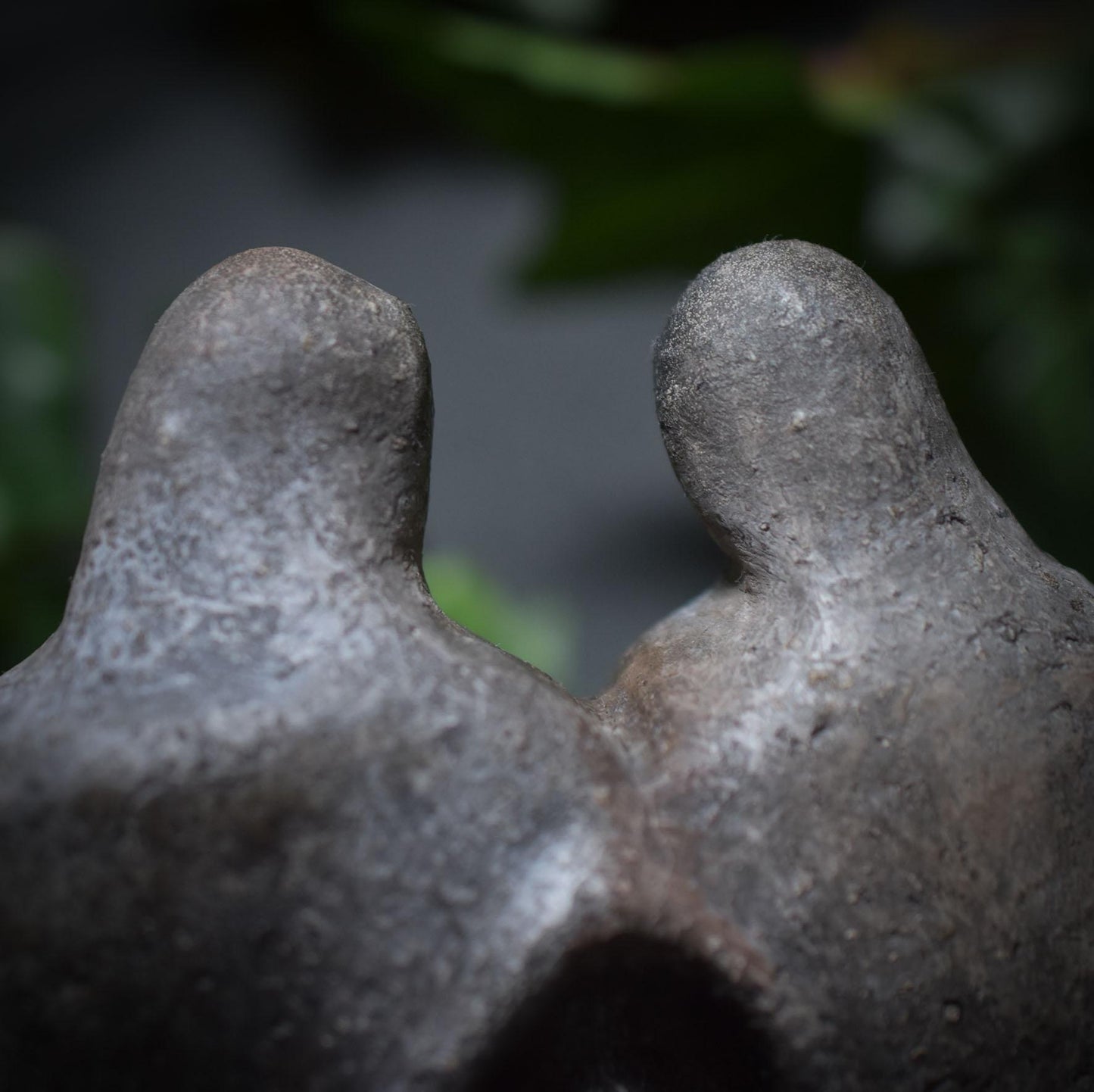 Handgefertigte Ton-Skulptur - Abstrakte Liebenden Figur - Rustikale Rauchbrandkunst - Art.Nr.: SKU011