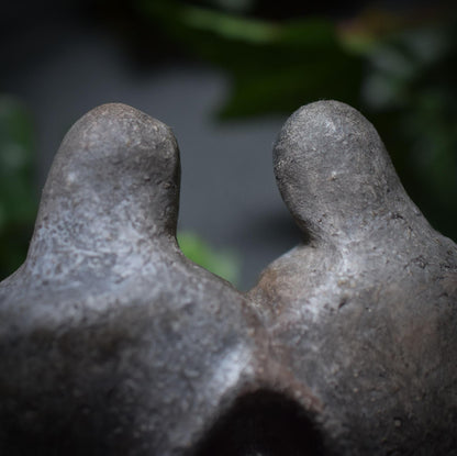 Handgefertigte Ton-Skulptur - Abstrakte Liebenden Figur - Rustikale Rauchbrandkunst - Art.Nr.: SKU011