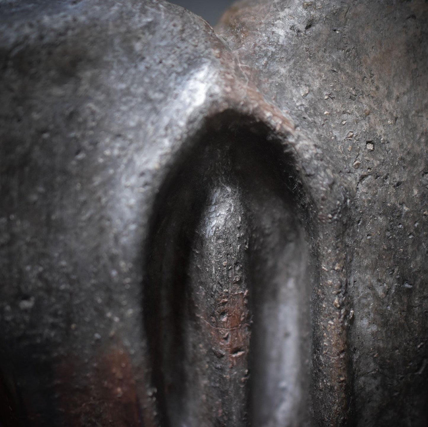 Handgefertigte Ton-Skulptur - Abstrakte Liebenden Figur - Rustikale Rauchbrandkunst