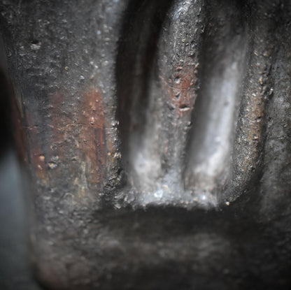 Handgefertigte Ton-Skulptur - Abstrakte Liebenden Figur - Rustikale Rauchbrandkunst