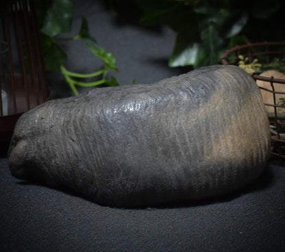 handgefertigte Skulptur eines liegenden Lamms aus Ton - Ein kraftvolles Osterlamm - Art.Nr.: FRO017