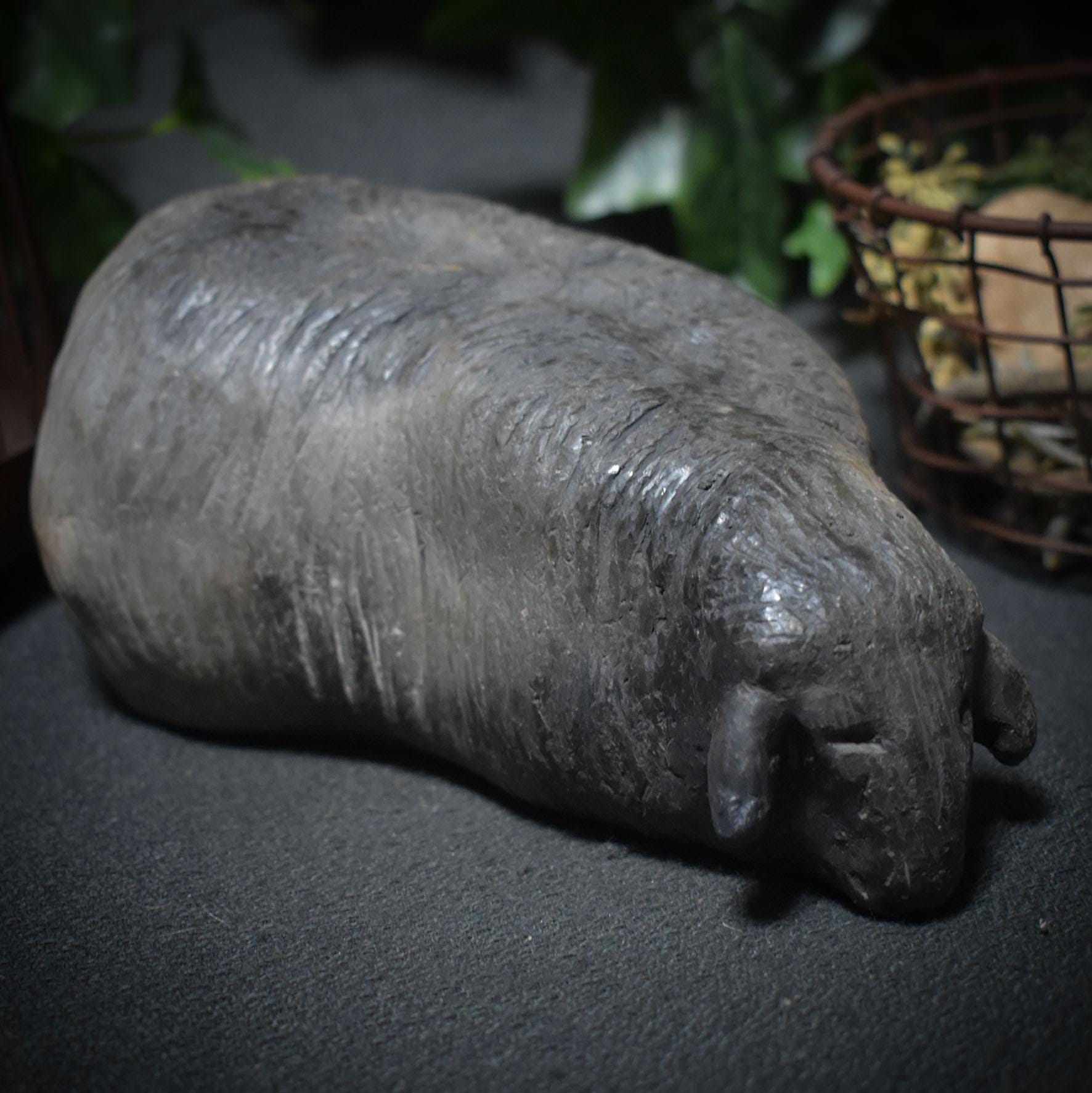 handgefertigte Skulptur eines liegenden Lamms aus Ton - Ein kraftvolles Osterlamm - Art.Nr.: FRO017