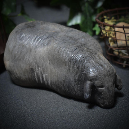 handgefertigte Skulptur eines liegenden Lamms aus Ton - Ein kraftvolles Osterlamm - Art.Nr.: FRO017