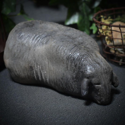 handgefertigte Skulptur eines liegenden Lamms aus Ton - Ein kraftvolles Osterlamm - Art.Nr.: FRO017