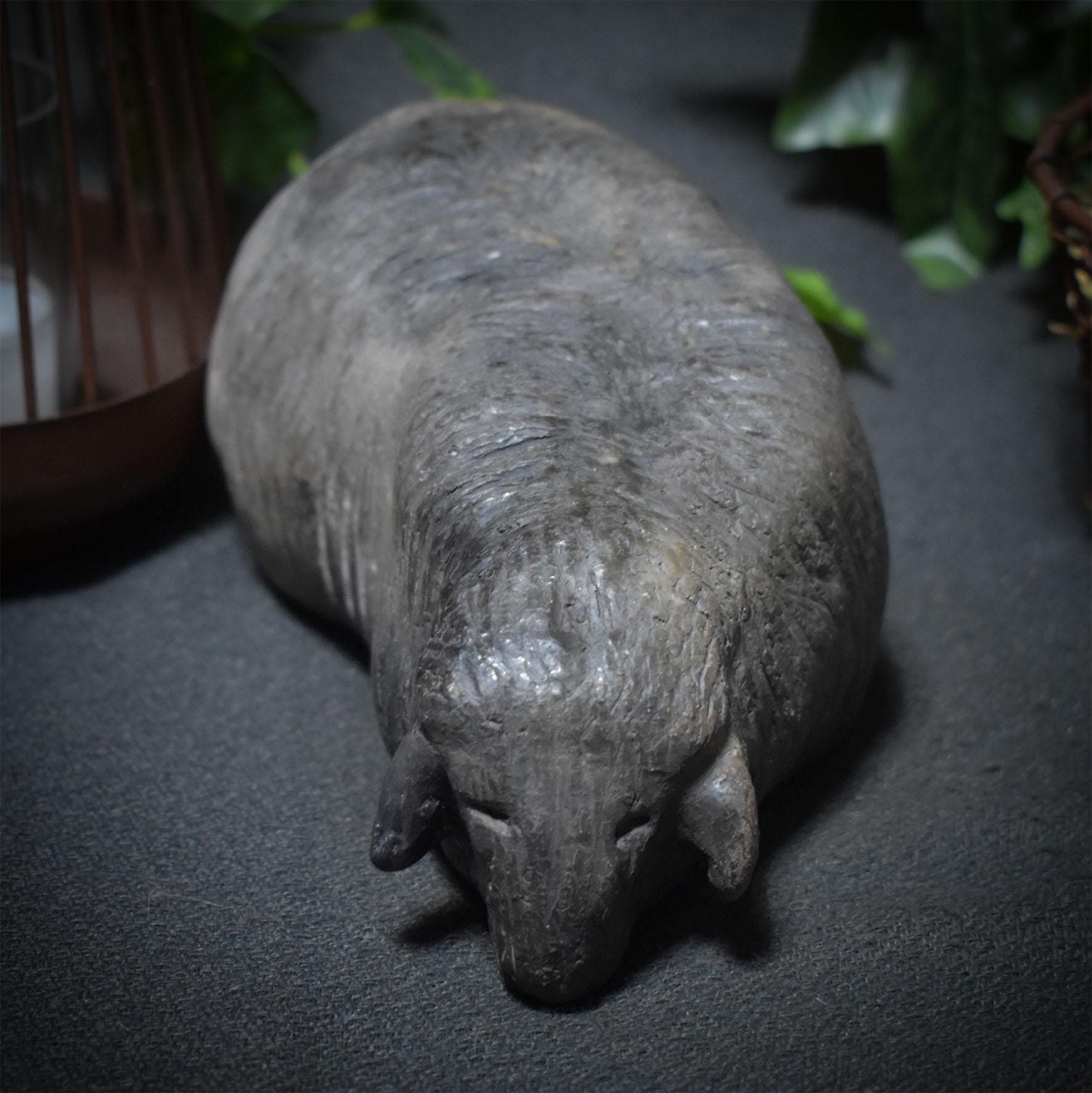 handgefertigte Skulptur eines liegenden Lamms aus Ton - Ein kraftvolles Osterlamm - Art.Nr.: FRO017
