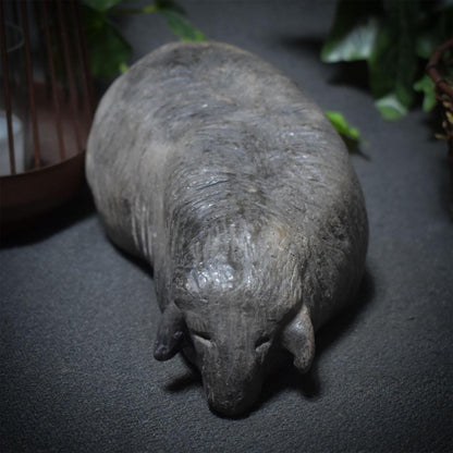 handgefertigte Skulptur eines liegenden Lamms aus Ton - Ein kraftvolles Osterlamm - Art.Nr.: FRO017