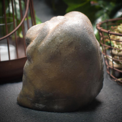 Handgefertigte herzförmige Tonskulptur - Ausdruck von Trauer und Verzweiflung - Art.Nr.: SKU015