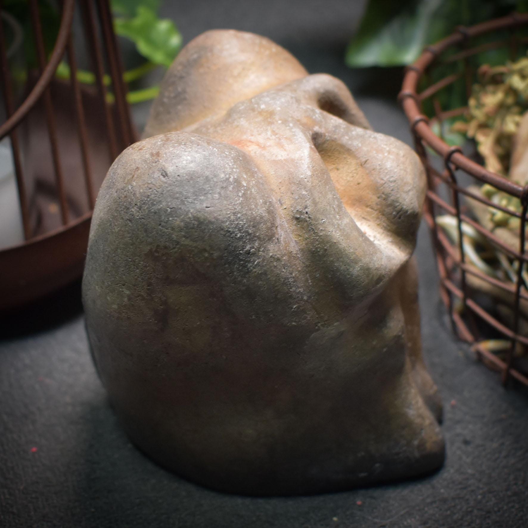 Handgefertigte herzförmige Tonskulptur - Ausdruck von Trauer und Verzweiflung