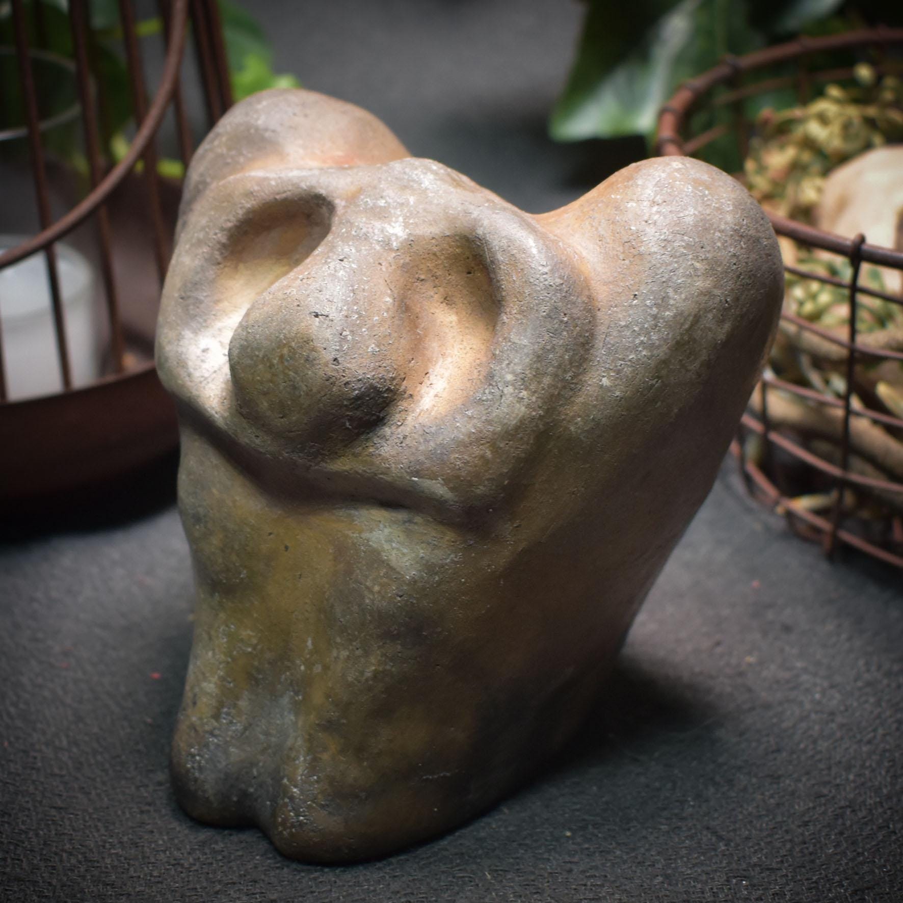 Handgefertigte herzförmige Tonskulptur - Ausdruck von Trauer und Verzweiflung