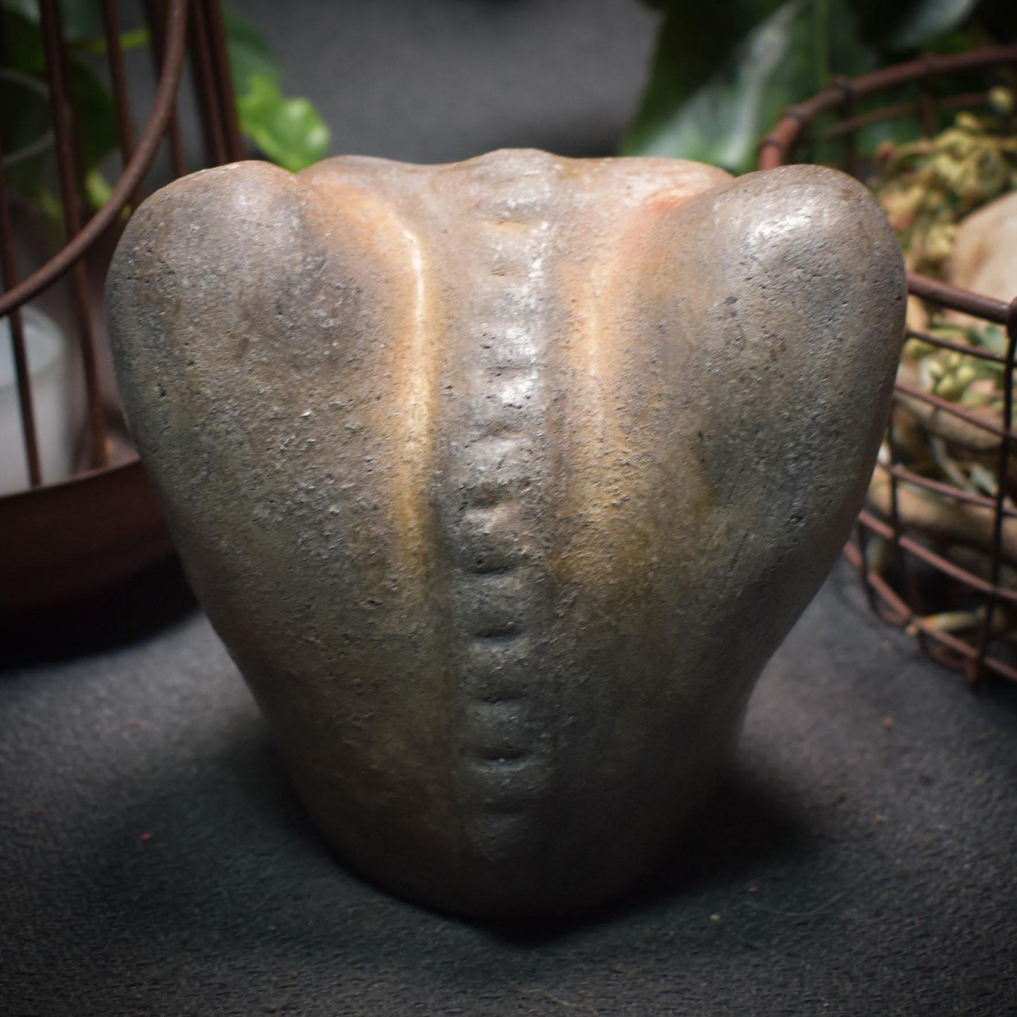 Handgefertigte herzförmige Tonskulptur - Ausdruck von Trauer und Verzweiflung - Art.Nr.: SKU015