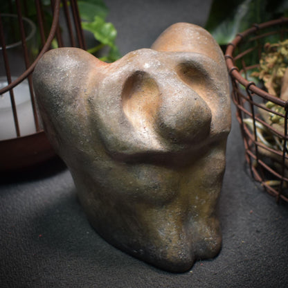 Handgefertigte herzförmige Tonskulptur - Ausdruck von Trauer und Verzweiflung - Art.Nr.: SKU015