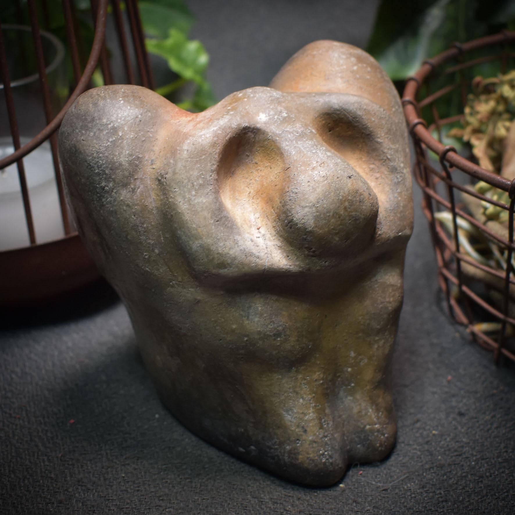 Handgefertigte herzförmige Tonskulptur - Ausdruck von Trauer und Verzweiflung