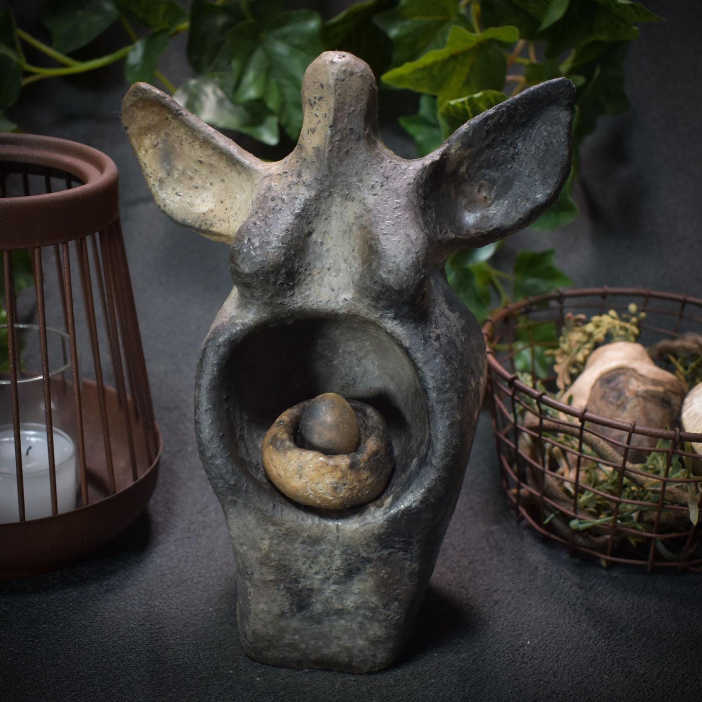 Handgefertigte Göttin Ostara mit einem Osternest in ihrer Bauchhöhle - Rauchbrandkunst aus Ton Art.Nr.: FRO013