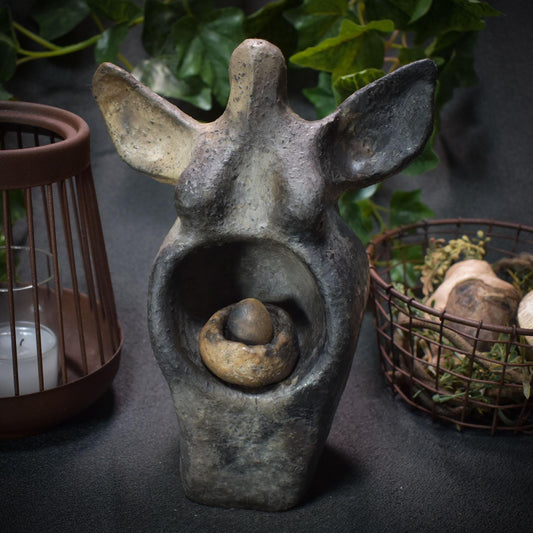 Handgefertigte Göttin Ostara mit einem Osternest in ihrer Bauchhöhle - Rauchbrandkunst aus Ton Art.Nr.: FRO013