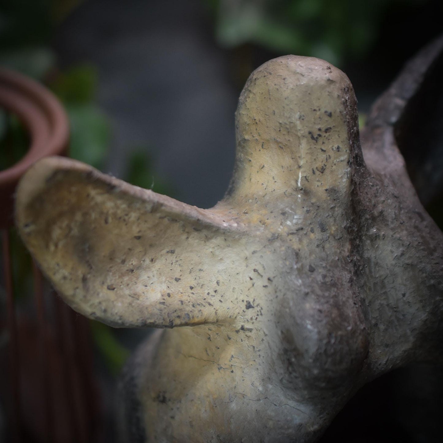 Handgefertigte Göttin Ostara mit einem Osternest in ihrer Bauchhöhle - Rauchbrandkunst aus Ton Art.Nr.: FRO013