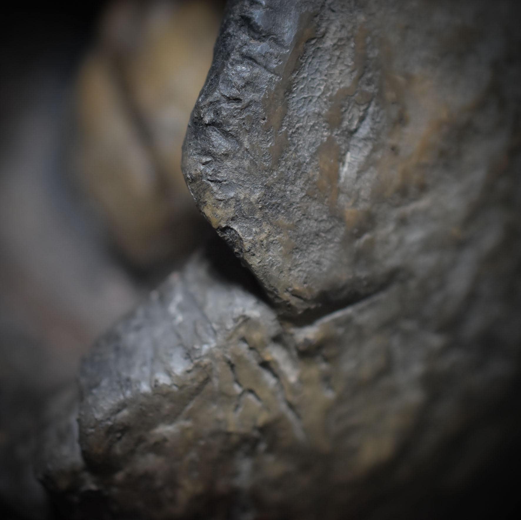 Handgemachtes Osterei aus Ton mit Inlay Tonrelief – Einzigartige, rustikale Osterdekoration Art.Nr.: FRO020