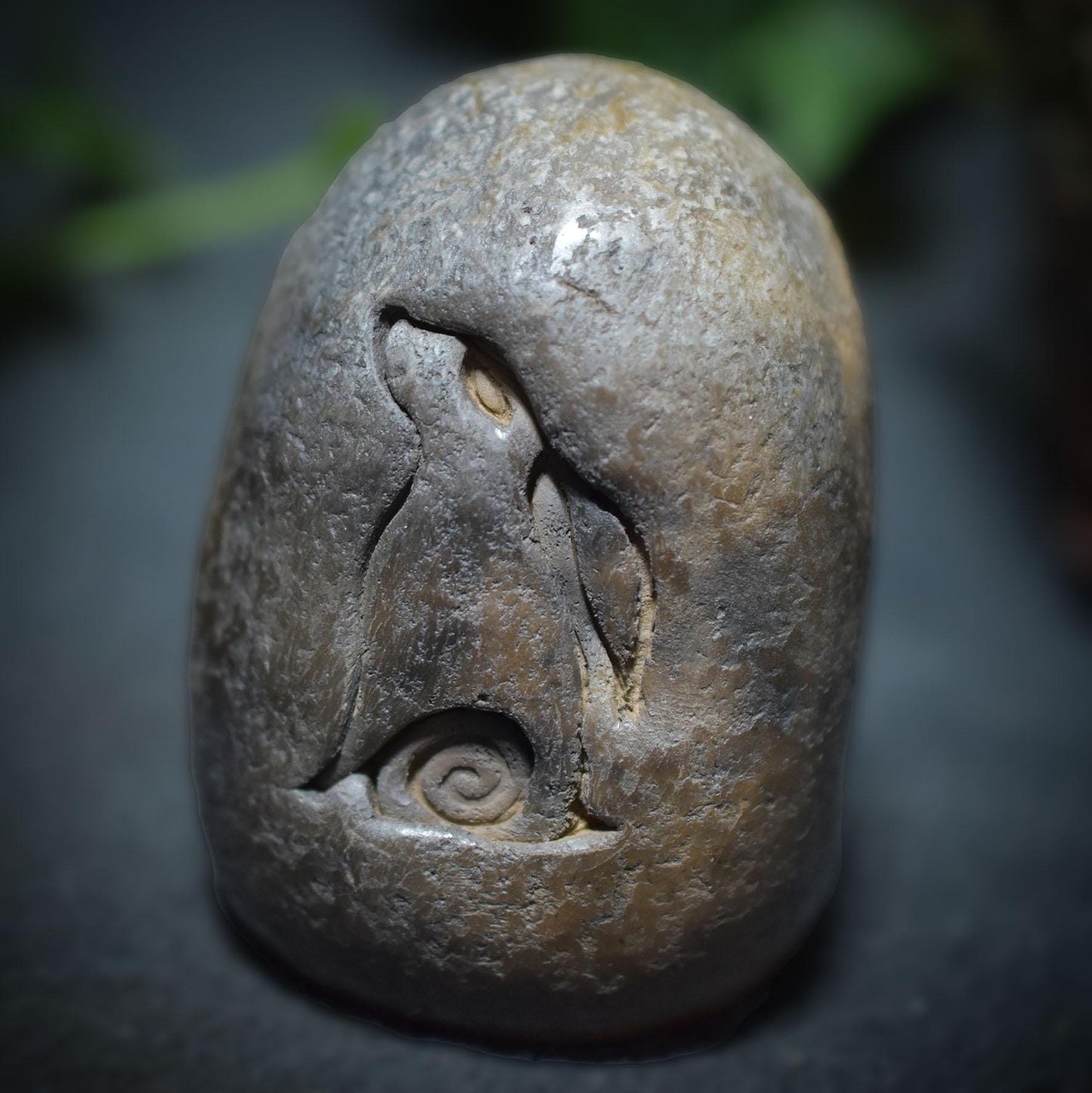 Handgefertigtes Osterei aus Ton mit keltischem Hasen und Lebensspirale – Einzigartige, rustikale Osterdekoration Art.Nr.: FRO023