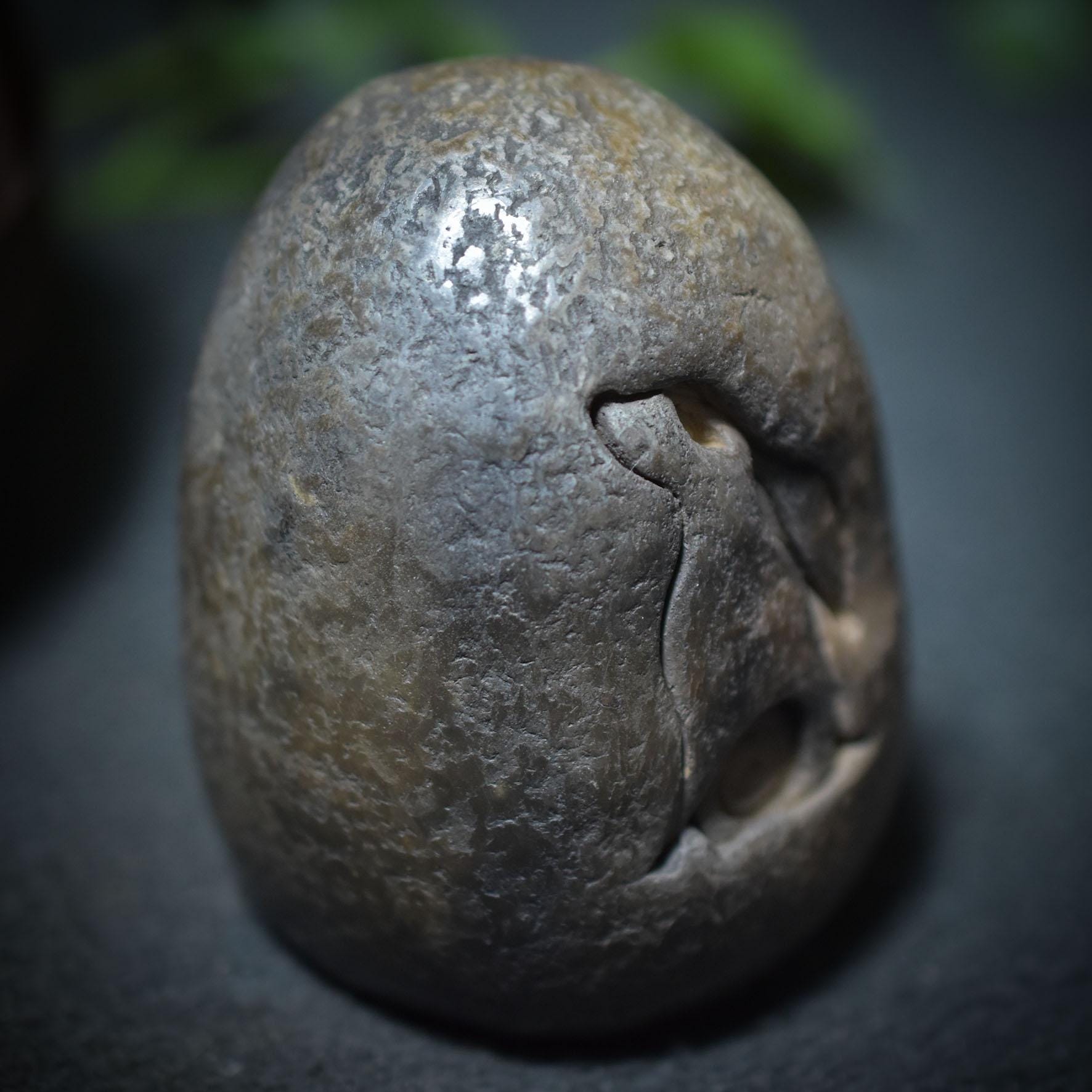 Handgefertigtes Osterei aus Ton mit keltischem Hasen und Lebensspirale – Einzigartige, rustikale Osterdekoration Art.Nr.: FRO023