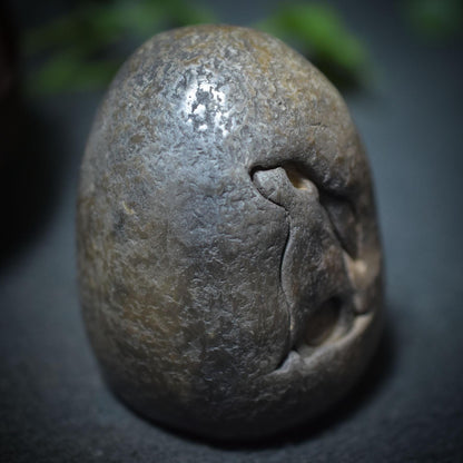 Handgefertigtes Osterei aus Ton mit keltischem Hasen und Lebensspirale – Einzigartige, rustikale Osterdekoration Art.Nr.: FRO023