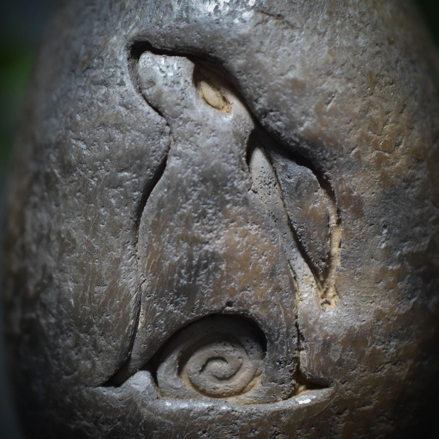 Handgefertigtes Osterei aus Ton mit keltischem Hasen und Lebensspirale – Einzigartige, rustikale Osterdekoration Art.Nr.: FRO023