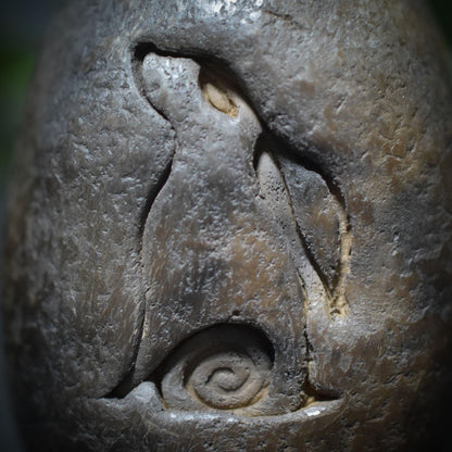 Handgefertigtes Osterei aus Ton mit keltischem Hasen und Lebensspirale – Einzigartige, rustikale Osterdekoration Art.Nr.: FRO023