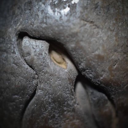 Handgefertigtes Osterei aus Ton mit keltischem Hasen und Lebensspirale – Einzigartige, rustikale Osterdekoration Art.Nr.: FRO023