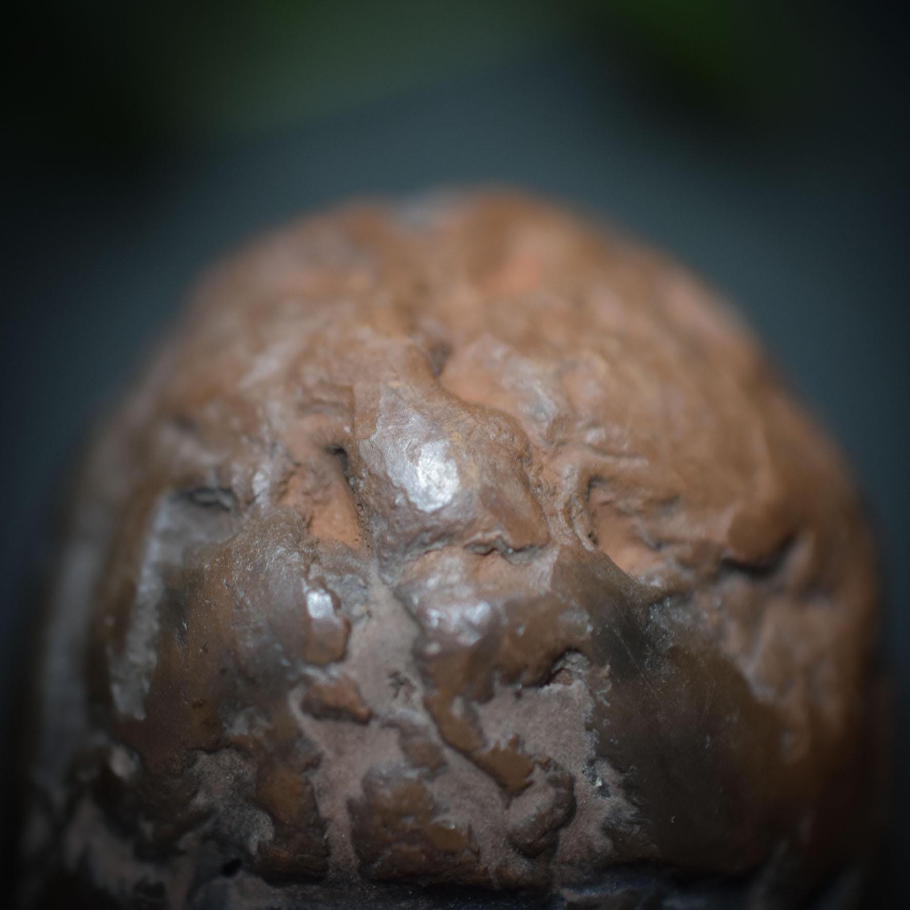 Handgefertigtes Osterei aus Ton mit Limonit-Inlay – Einzigartige, rustikale Osterdekoration Art.Nr.: FRO027