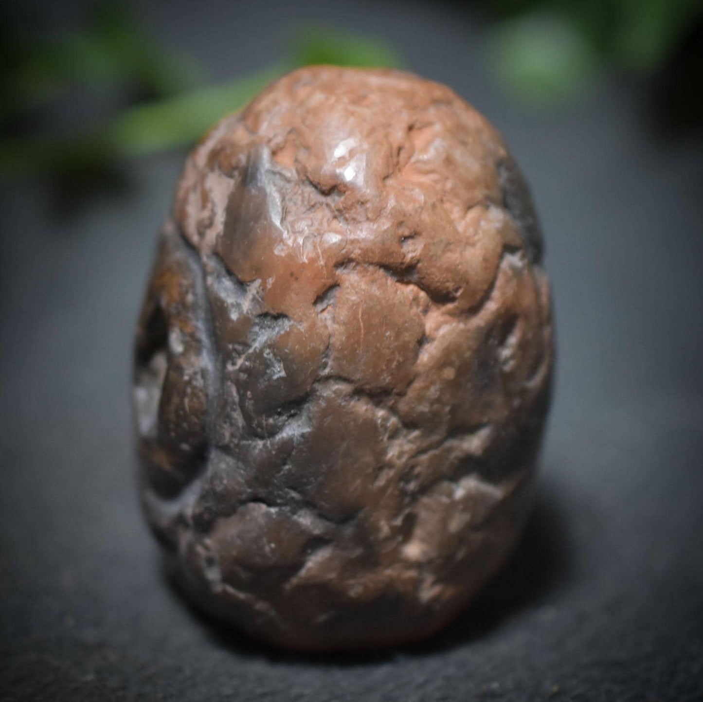 Handgefertigtes Osterei aus Ton mit Limonit-Inlay – Einzigartige, rustikale Osterdekoration Art.Nr.: FRO027