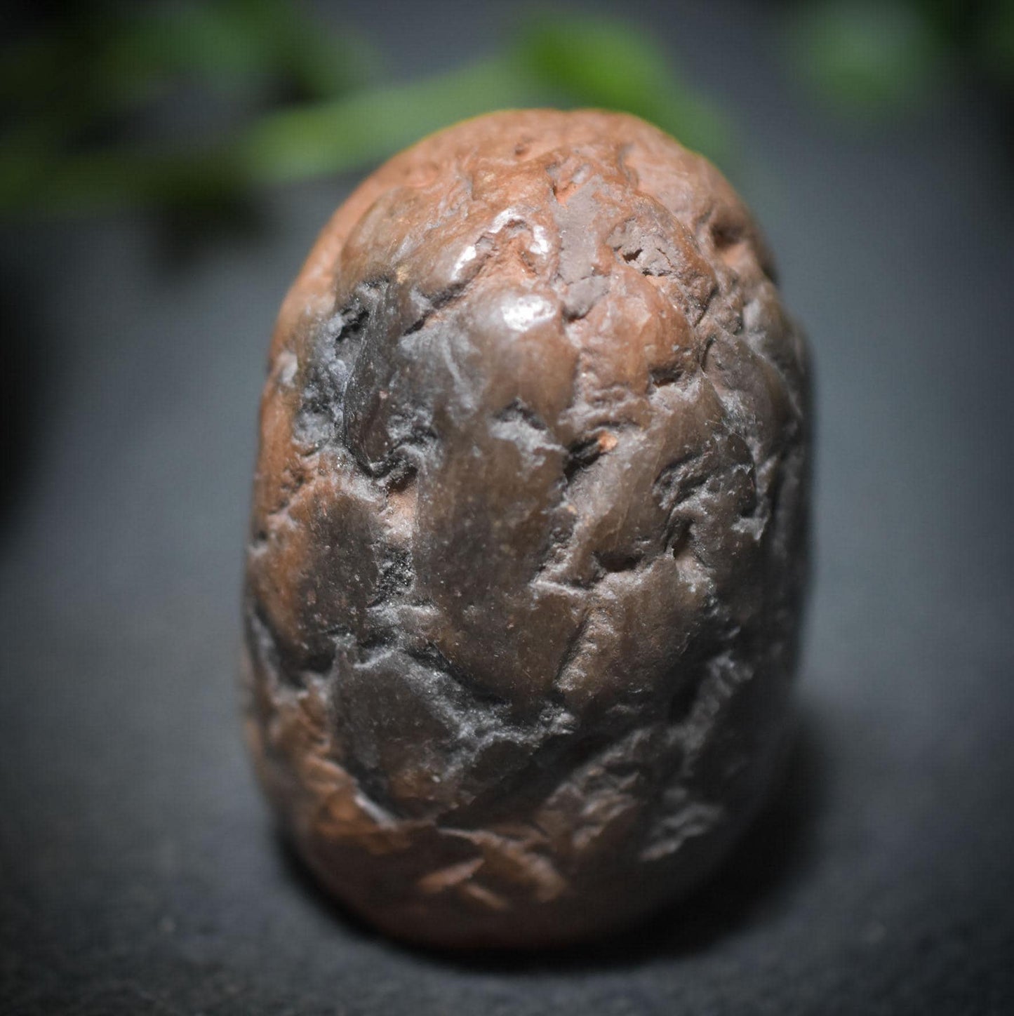 Handgefertigtes Osterei aus Ton mit Limonit-Inlay – Einzigartige, rustikale Osterdekoration Art.Nr.: FRO027