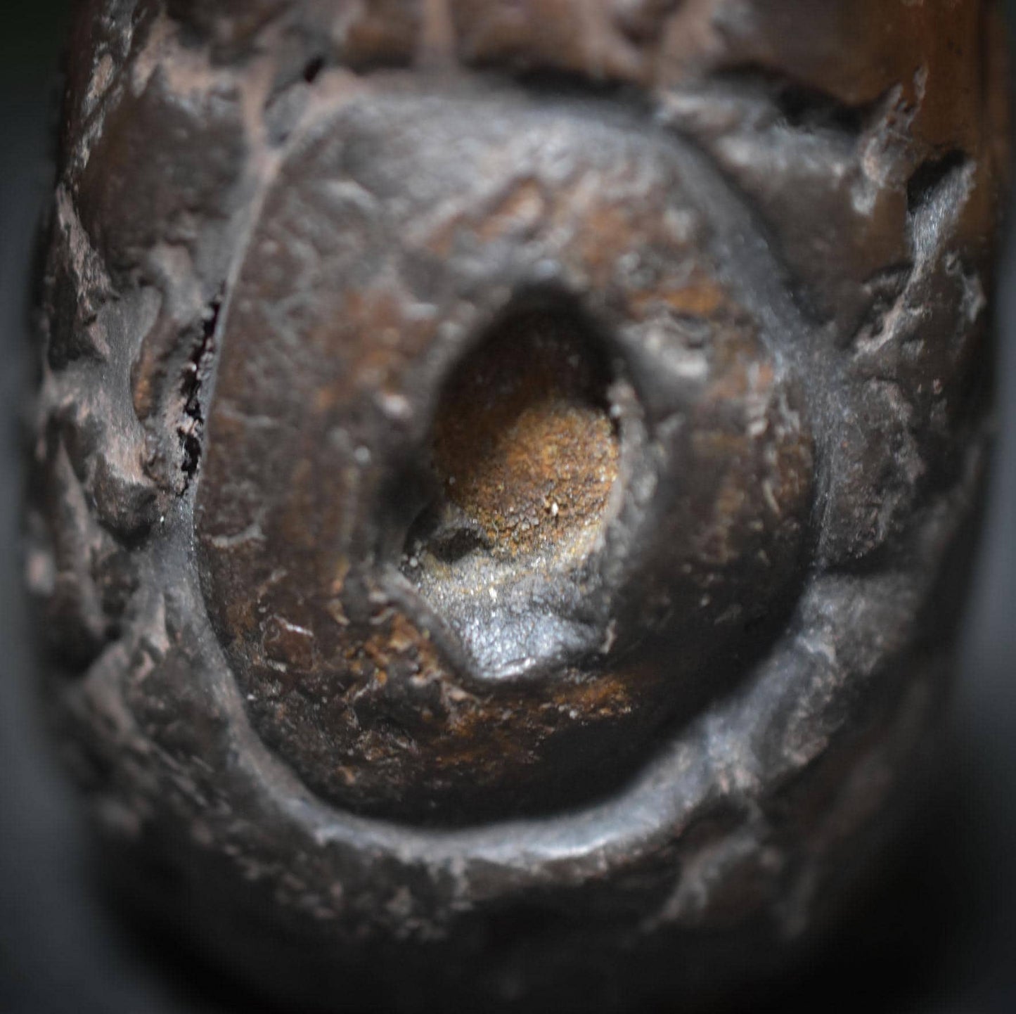 Handgefertigtes Osterei aus Ton mit Limonit-Inlay – Einzigartige, rustikale Osterdekoration Art.Nr.: FRO027