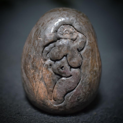 Handgefertigtes Osterei aus Ton mit Venus von Willendorf Relief – Einzigartige, rustikale Osterdekoration Art.Nr.: FRO029