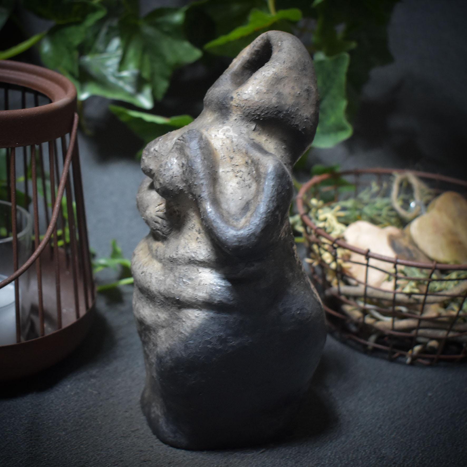 Selbstliebe Skulptur aus Ton "I’m Enough" - traditionelle Rauchbrandkunst - eine Hommage an die Selbstakzeptanz Art.Nr.: SKU019