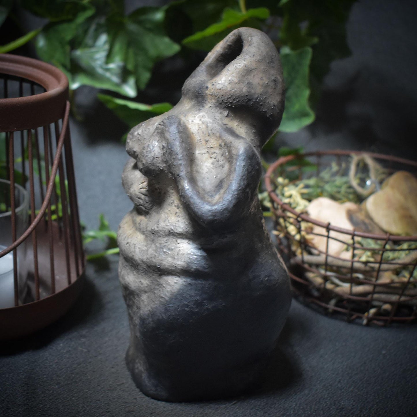 Selbstliebe Skulptur aus Ton "I’m Enough" - traditionelle Rauchbrandkunst - eine Hommage an die Selbstakzeptanz