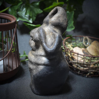 Selbstliebe Skulptur aus Ton "I’m Enough" - traditionelle Rauchbrandkunst - eine Hommage an die Selbstakzeptanz