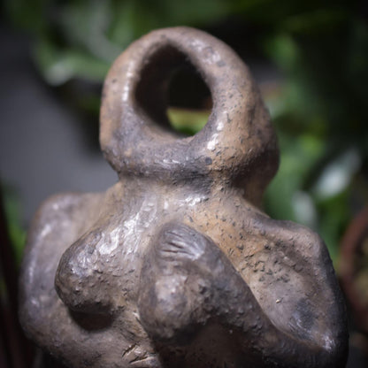 Selbstliebe Skulptur aus Ton "I’m Enough" - traditionelle Rauchbrandkunst - eine Hommage an die Selbstakzeptanz Art.Nr.: SKU019