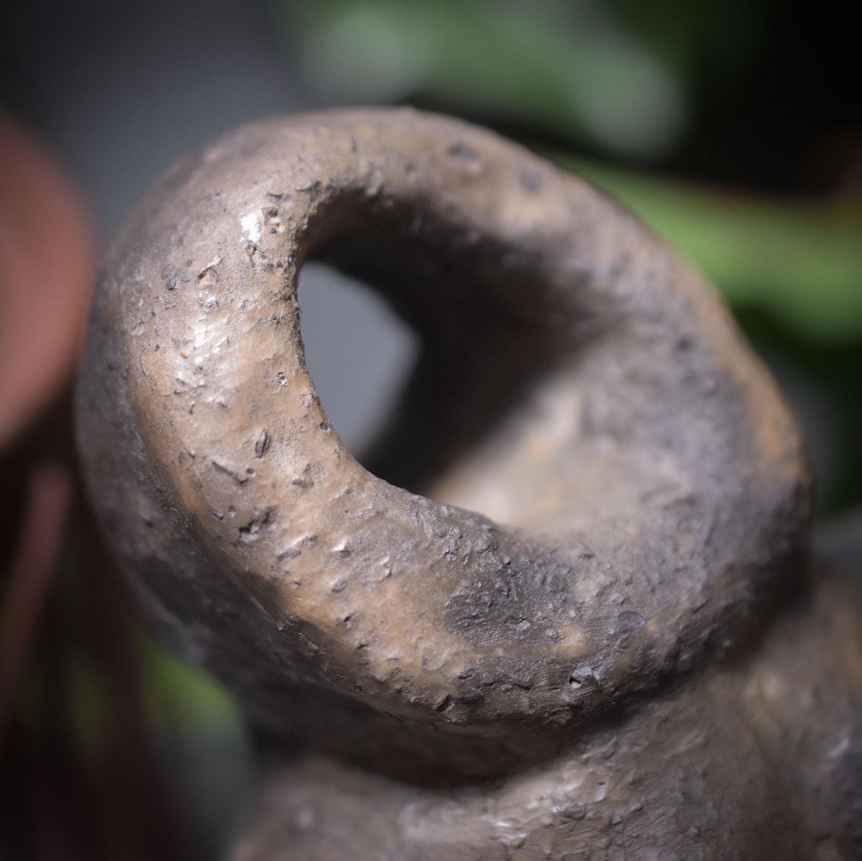 Selbstliebe Skulptur aus Ton "I’m Enough" - traditionelle Rauchbrandkunst - eine Hommage an die Selbstakzeptanz Art.Nr.: SKU019