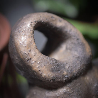 Selbstliebe Skulptur aus Ton "I’m Enough" - traditionelle Rauchbrandkunst - eine Hommage an die Selbstakzeptanz Art.Nr.: SKU019